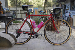 Jeo's full custom Surly Pacer starts with a custom red paint with gold sparkles