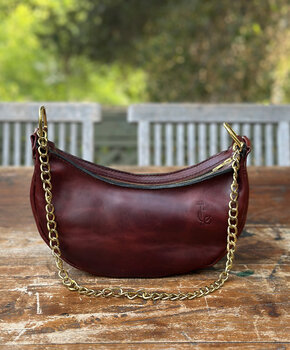 We made a very stylish rescent bag in reddish brown pull-up leather
