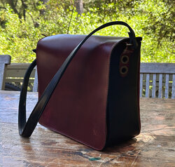Premium shoulder bag in pull-up leather with black gusset