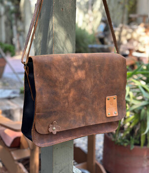 A versatile shoulder bag to carry anything from a light jacket to laptop