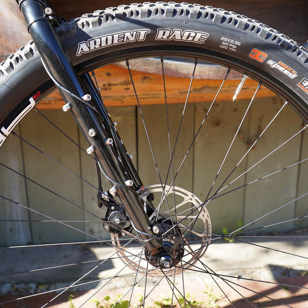 The Maxxis Ardent Race tires on the special Ogre are ready to tackel any terrain